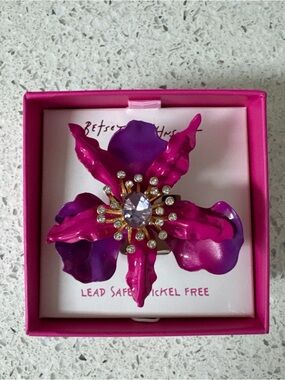 NEW  BETSEY JOHNSON Authentic Gold Plated Orchid Stretch Cocktail Ring